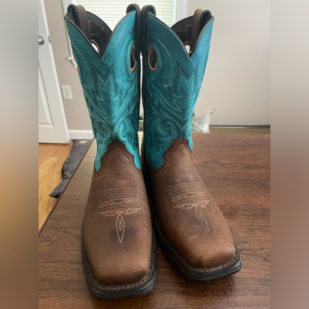 Steal toe cowboy boots